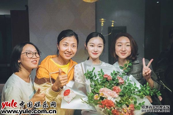 宋轶和工作人员合影