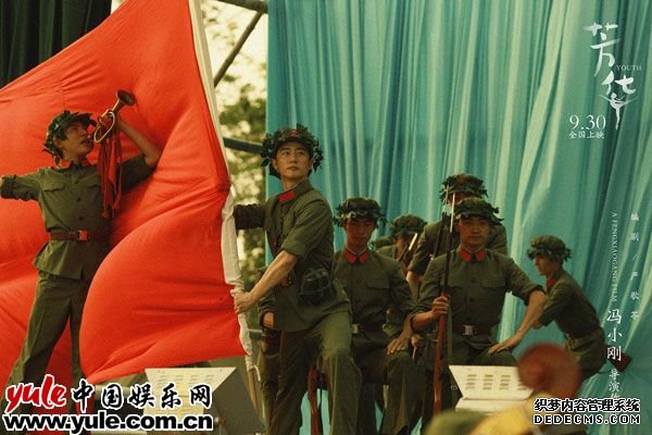 《芳华》主演黄轩手擎红旗一展风采