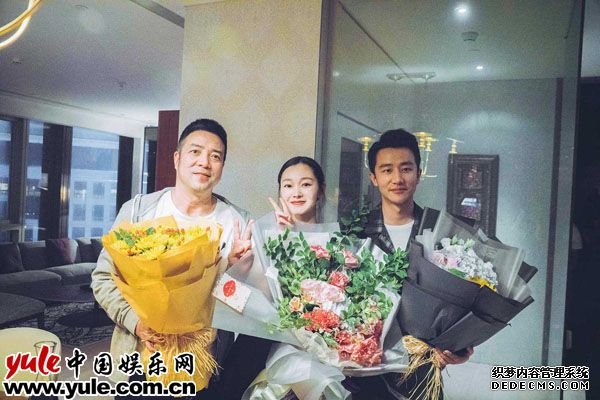 宋轶和黄轩等人合影