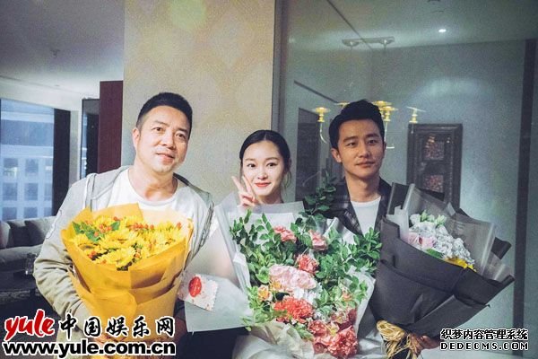 宋轶手拿花束