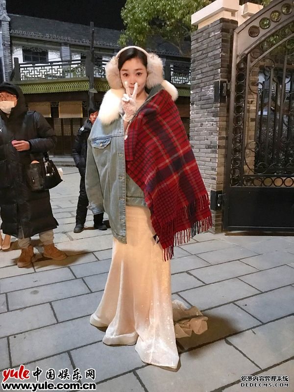 宋轶零下室外穿纱裙拍戏