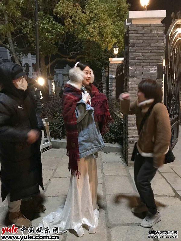宋轶与工作人员交流
